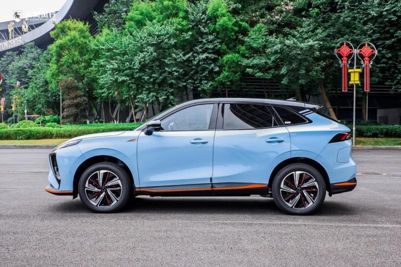 年轻就得炫起来,新能源SUV“颜王”竟是它?