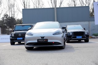 天生老司机！极狐阿尔法S全新HI版神级自动泊车