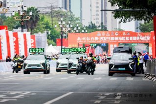 柳州马拉松警民同跑，东风风行全程护跑，冠军奖风行雷霆！