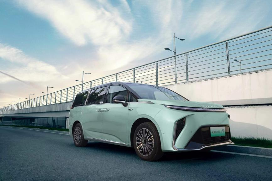 速来Get“TVB明星同款保姆车”!“双料视帝”陈豪成为上汽大通MAXUS“大家”品牌首席推荐官