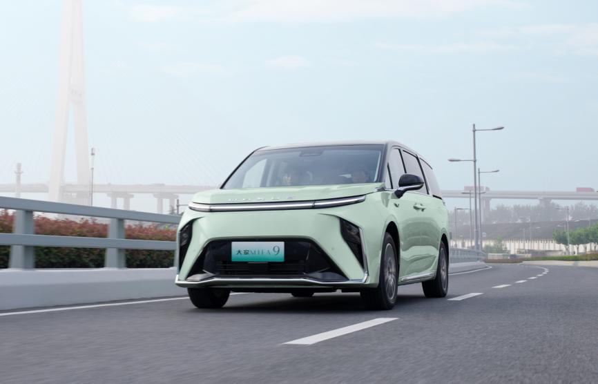速来Get“TVB明星同款保姆车”!“双料视帝”陈豪成为上汽大通MAXUS“大家”品牌首席推荐官