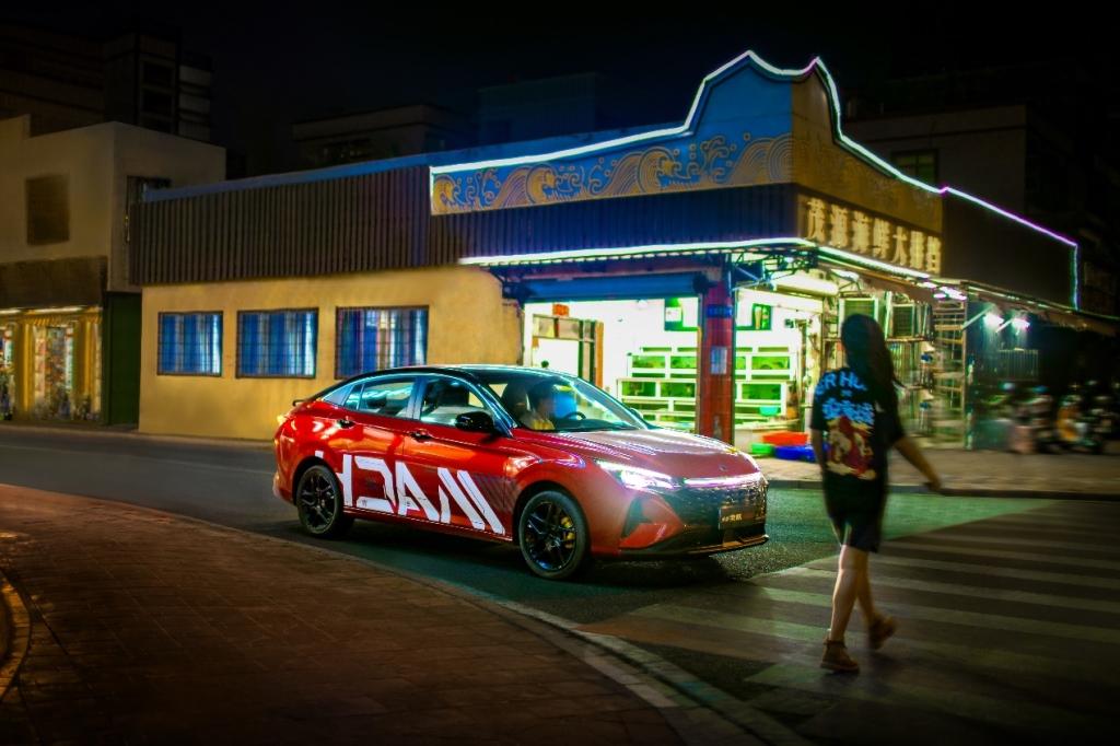 赛道王者 年轻人的第一台运动轿跑东风风神全新奕炫马赫版