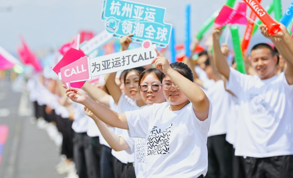 亚运火炬在宁波传递,吉利银河L7、领克09全程带电护航