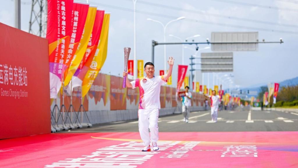 薪火相传,领潮主场 领克汽车助力宁波梅山智造基地段亚运火炬传递