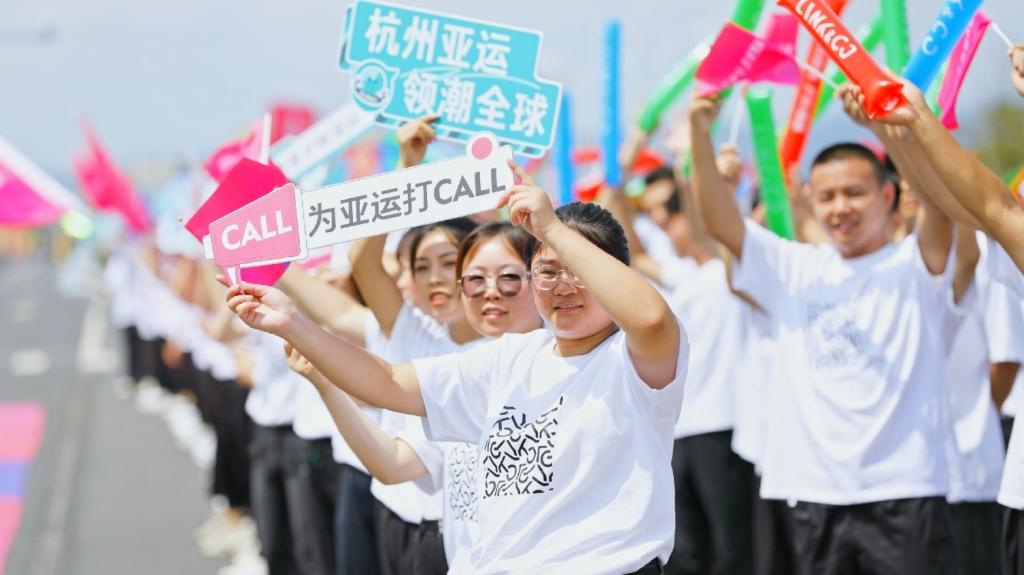 薪火相传,领潮主场 领克汽车助力宁波梅山智造基地段亚运火炬传递