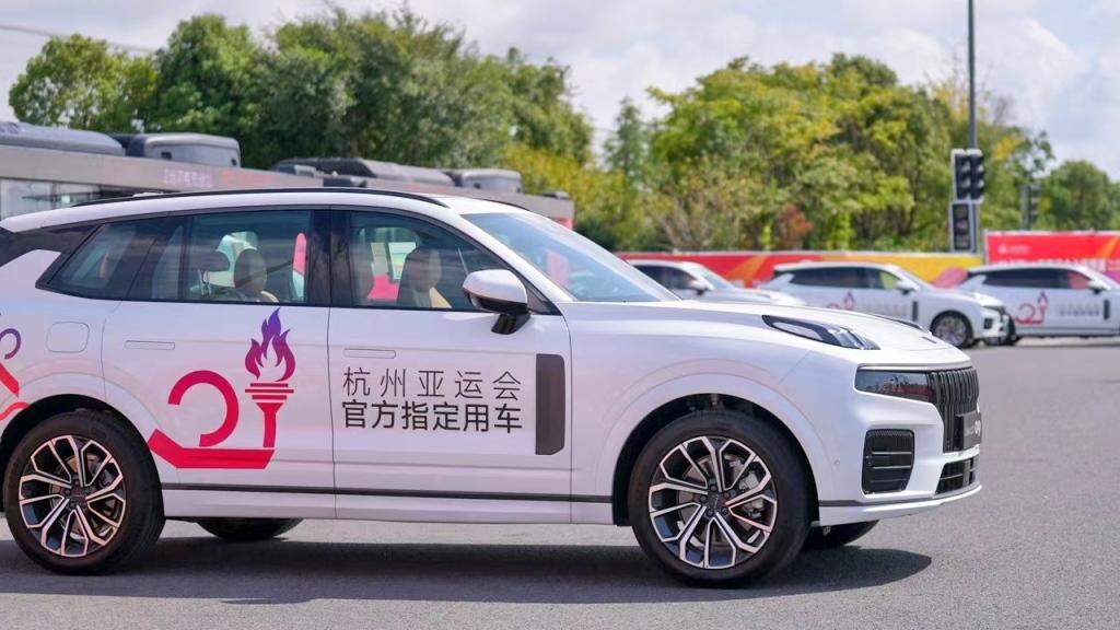 薪火相传,领潮主场 领克汽车助力宁波梅山智造基地段亚运火炬传递