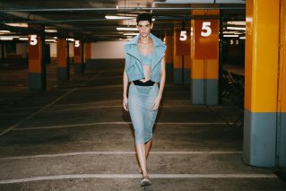 宾利品牌携手英国新锐设计师SUPRIYA LELE亮相2023伦敦时装周