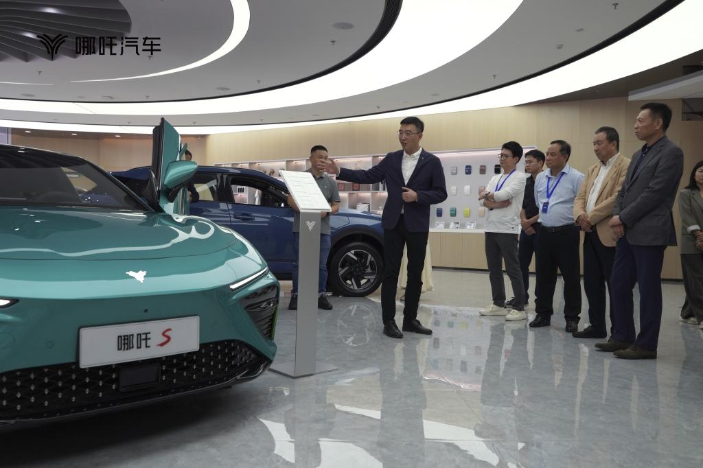 中国汽车流通协会走进哪吒汽车,携百强经销商共话行业新发展