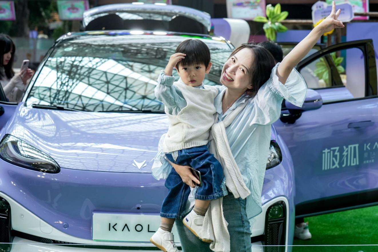 亲子出行最佳“搭子”来了!极狐汽车考拉成都火爆交付