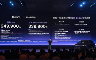 全球首台AI汽车机器人极越01上市售价24.99万-33.99万元