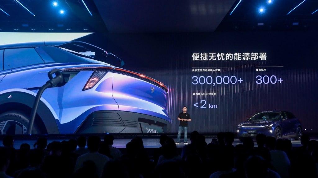 全球首台AI汽车机器人极越01上市售价24.99万-33.99万元