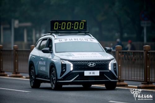 2023年北京马拉松明枪开跑,北京现代现场见证荣耀时刻