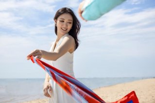 法拉利Roma Spider携手袁伟豪、张宝儿，于阿那亚奏响La Nuova Dolce Vita新“跃”章