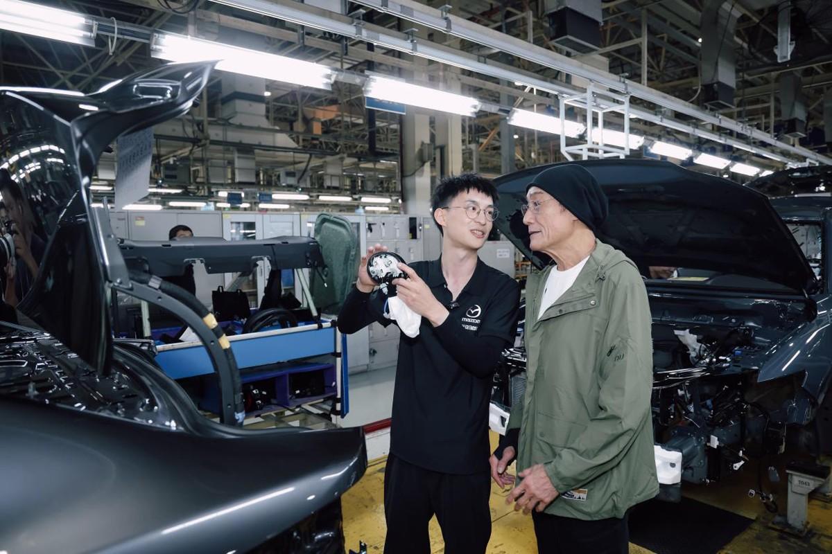影帝梁家辉首次走进长安马自达南京工厂,搭载四驱系统,MAZDA CX-50行也HEV正式下线