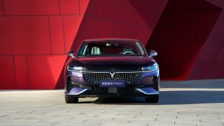 岚图追光PHEV 官图曝光 开创豪华混动轿车新时代
