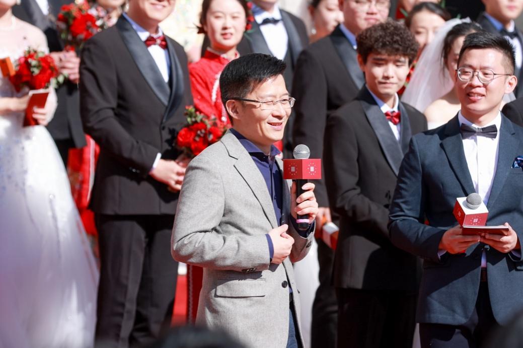 吉利创业37周年庆 极氪排面王车队护航集体婚礼