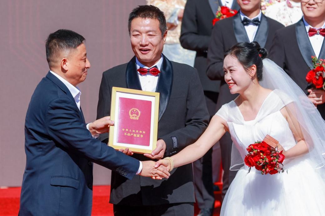 吉利创业37周年庆 极氪排面王车队护航集体婚礼