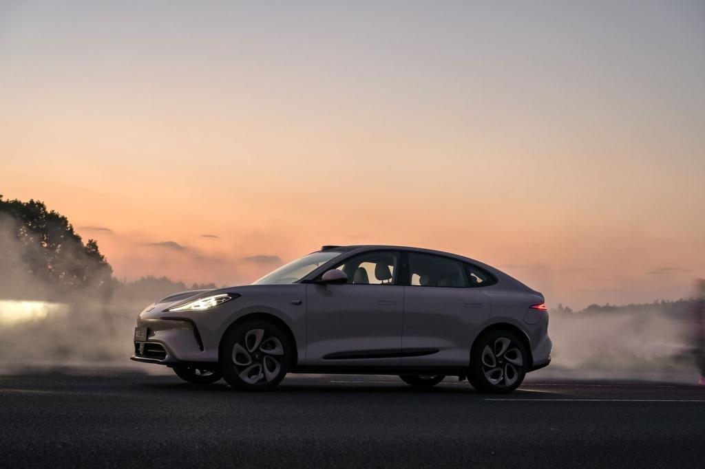 “超级爆品”智己LS6登顶“中大型纯电SUV”销冠，11月智己汽车销售8,703台