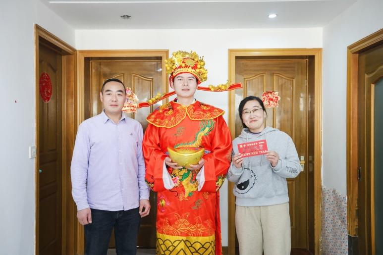 百车庆春晚 惊喜大派送 岚图首辆“春晚锦鲤车”宁波开启交付