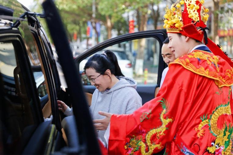 百车庆春晚 惊喜大派送 岚图首辆“春晚锦鲤车”宁波开启交付