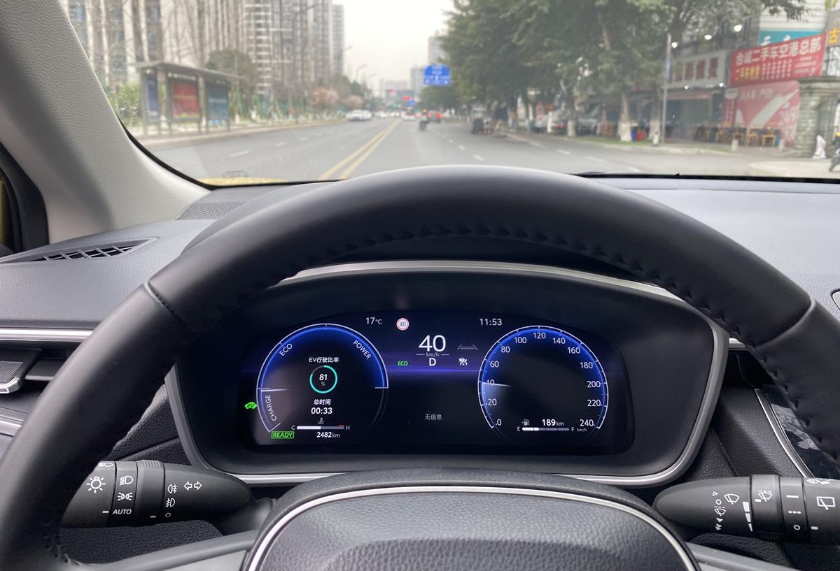 试驾锋兰达,2.0L第五代智能电混双擎开起来很平顺,省油也是硬道理