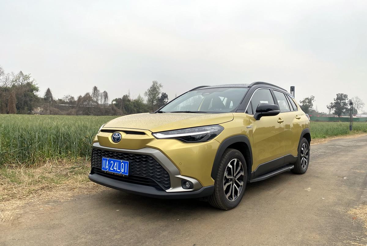 试驾锋兰达，2.0L第五代智能电混双擎开起来很平顺，省油也是硬道理
