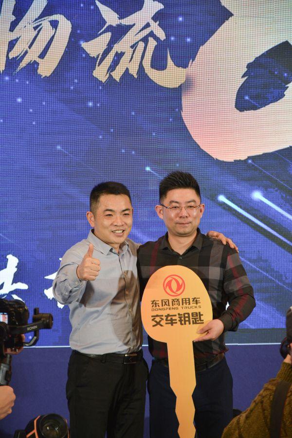 以可靠筑新程,东风商用车携燃气车贺苏州信泰中运物流八载辉煌