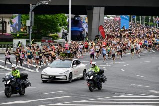 “超级智能轿车”智己L6担任2024上海半程马拉松官方计时车