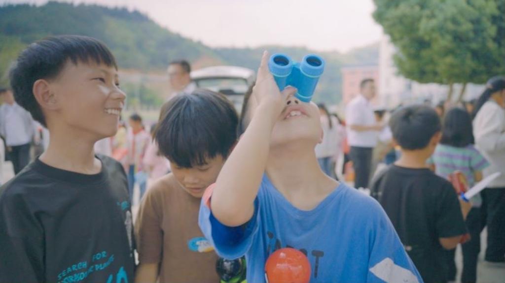 上汽绿芯&上汽乘用车走进那佐苗族乡为爱照亮前方