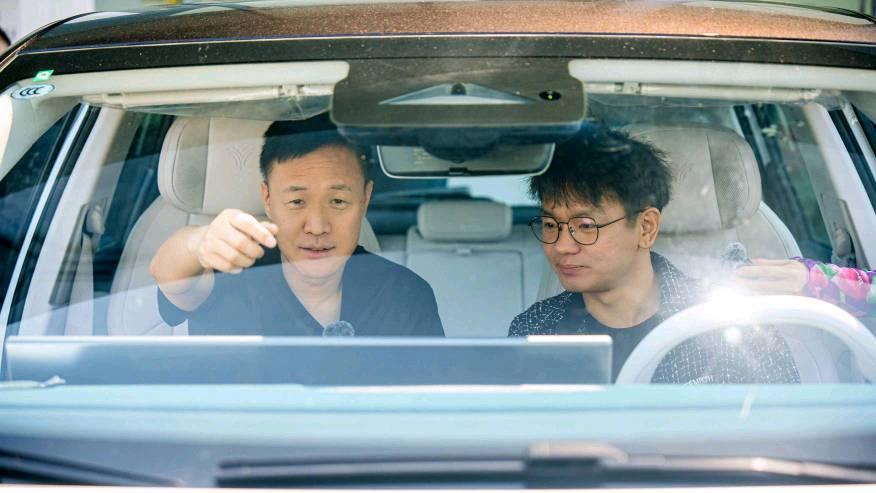 哪吒L开启首批交付，哪吒汽车CEO张勇亲自交车