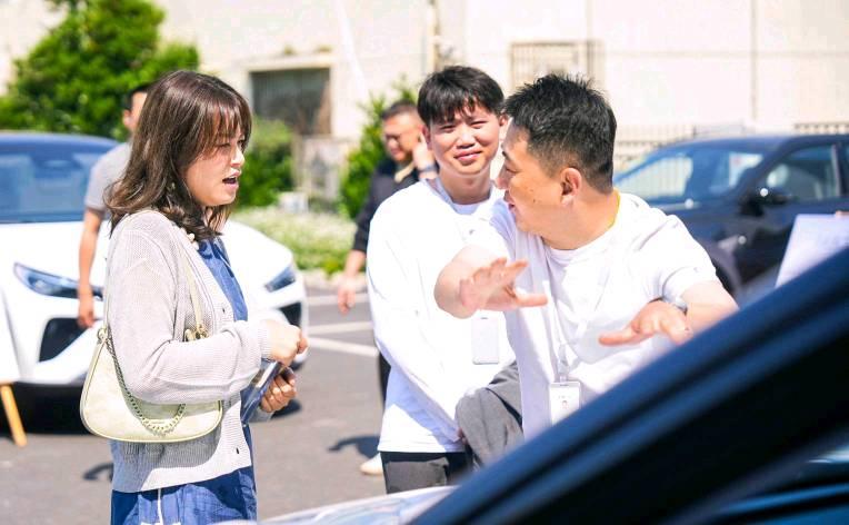 哪吒L开启首批交付，哪吒汽车CEO张勇亲自交车