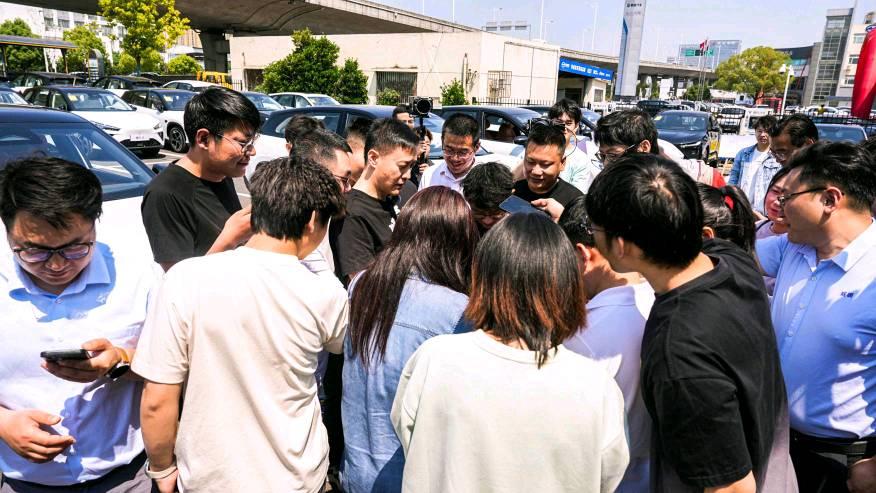 哪吒L开启首批交付，哪吒汽车CEO张勇亲自交车