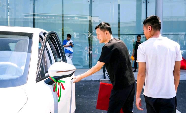 哪吒L开启首批交付，哪吒汽车CEO张勇亲自交车