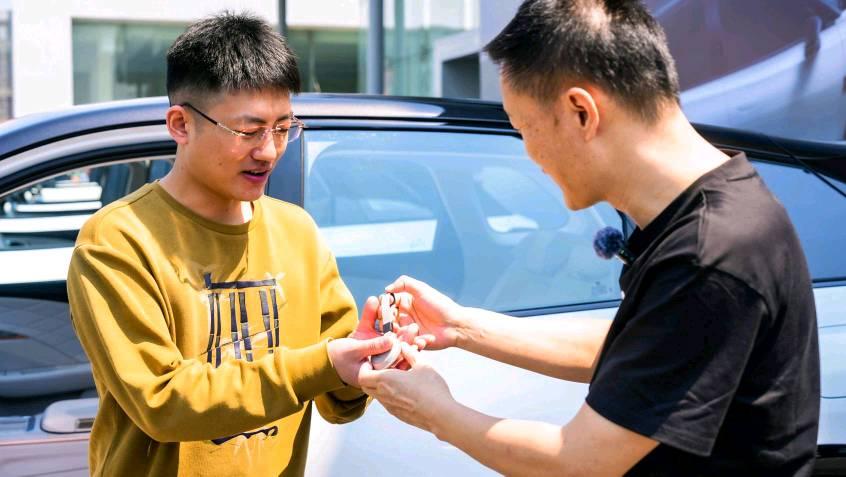 哪吒L开启首批交付，哪吒汽车CEO张勇亲自交车