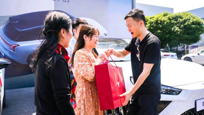哪吒L开启首批交付，哪吒汽车CEO张勇亲自交车