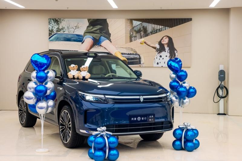 余承东全程直播为用户交车,问界新M7 Ultra全国交付开启