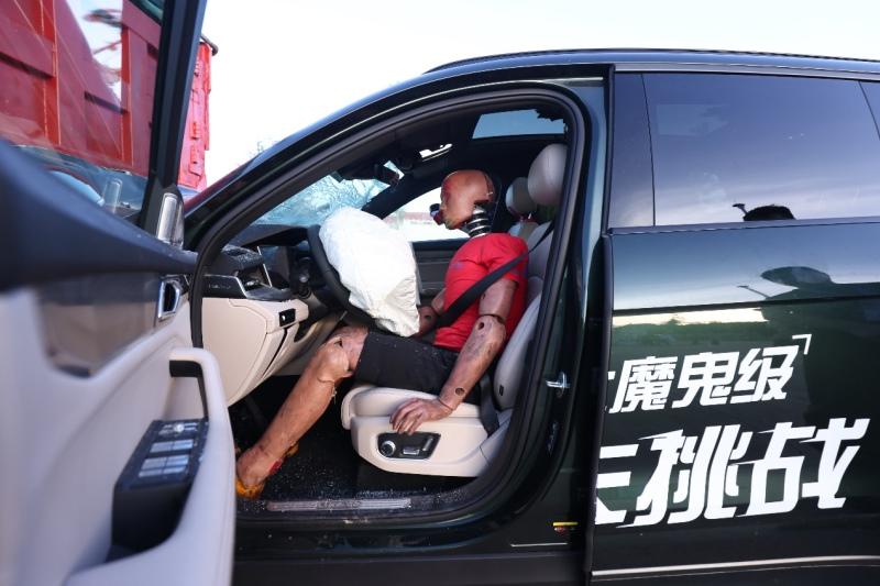 魔鬼钻卡叠加SUV追尾二次伤害,领克09展现安全硬实力