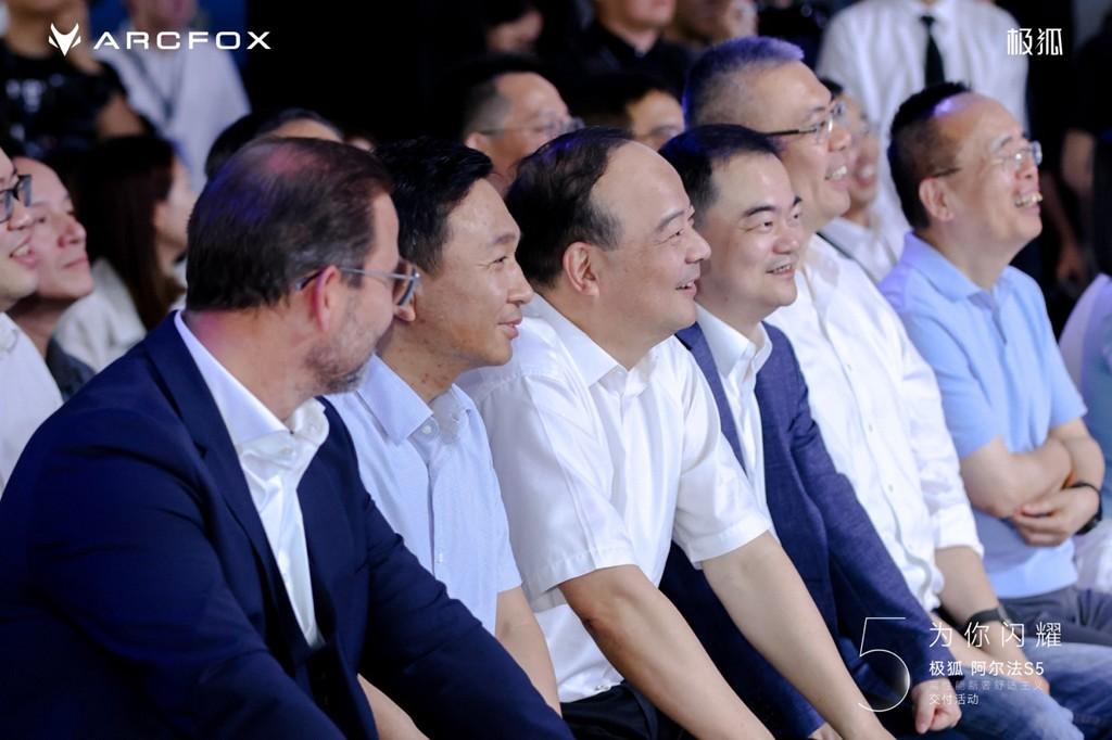 极狐阿尔法S5上市即交付！北汽+宁德时代+麦格纳三巨头合体献真心
