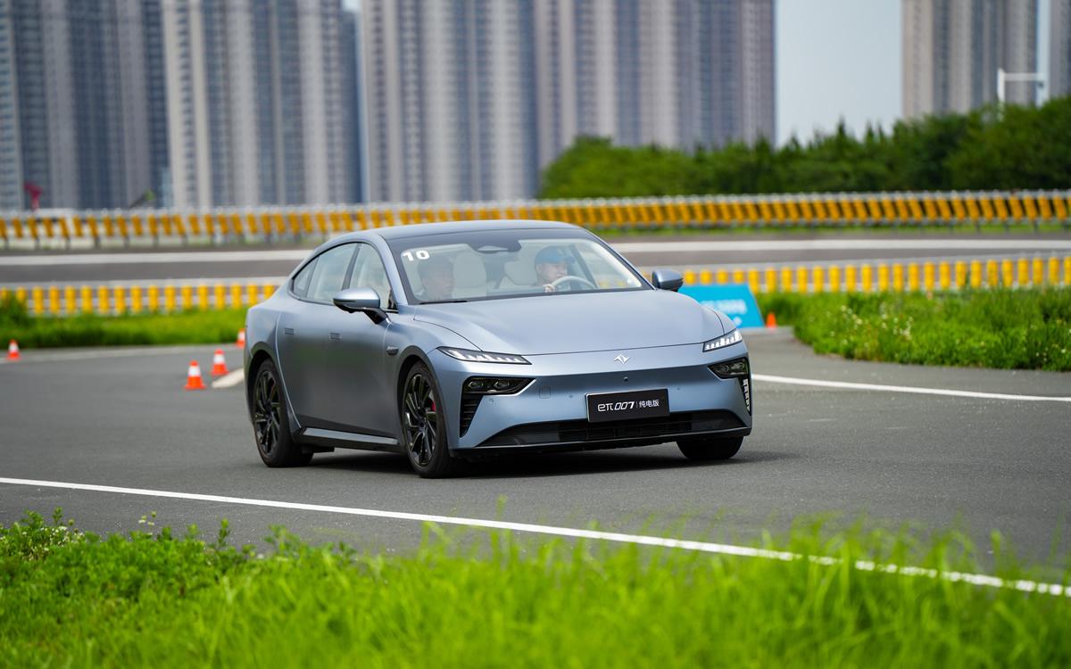 双电机四驱3.9秒可破百，开起来真“上头”，场地试驾东风奕派eπ007