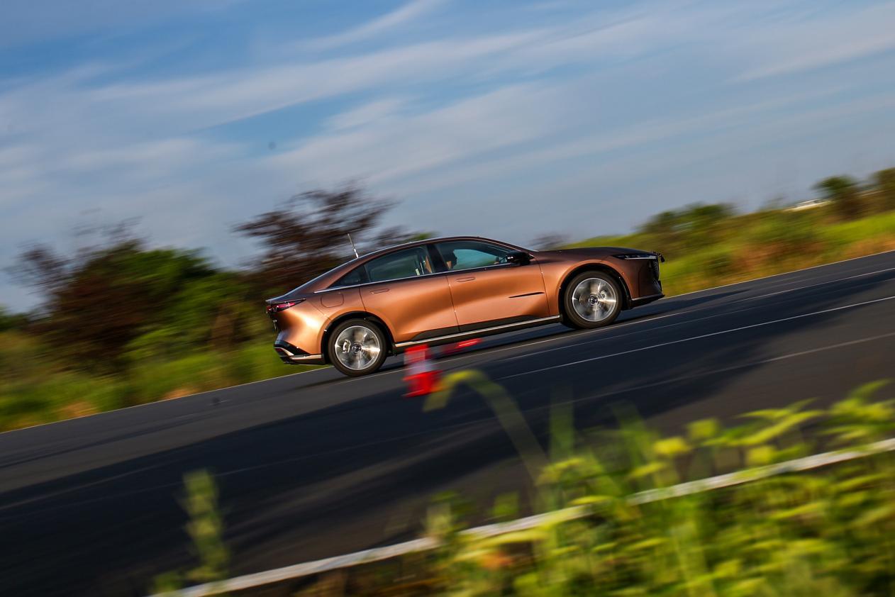 驾控更进阶 长安马自达MAZDA EZ-6树立合资新能源价值新标准