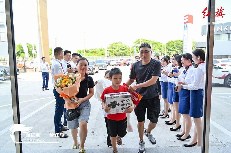 一汽红旗派奖进行时,东莞幸运粉丝领取红旗EH7