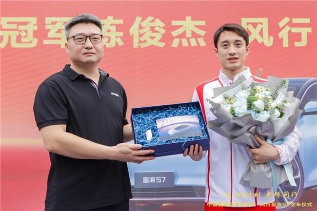 “杰”出时刻,光辉同行|东风柳汽向奥运冠军练俊杰交付星海S7