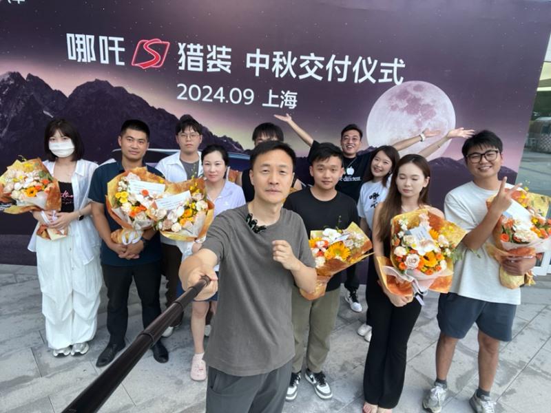 哪吒S猎装火热交付中,CEO张勇现场交车仪式感满满