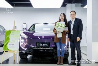 国庆期间阿维塔董事长朱华荣亲临一线探店交车