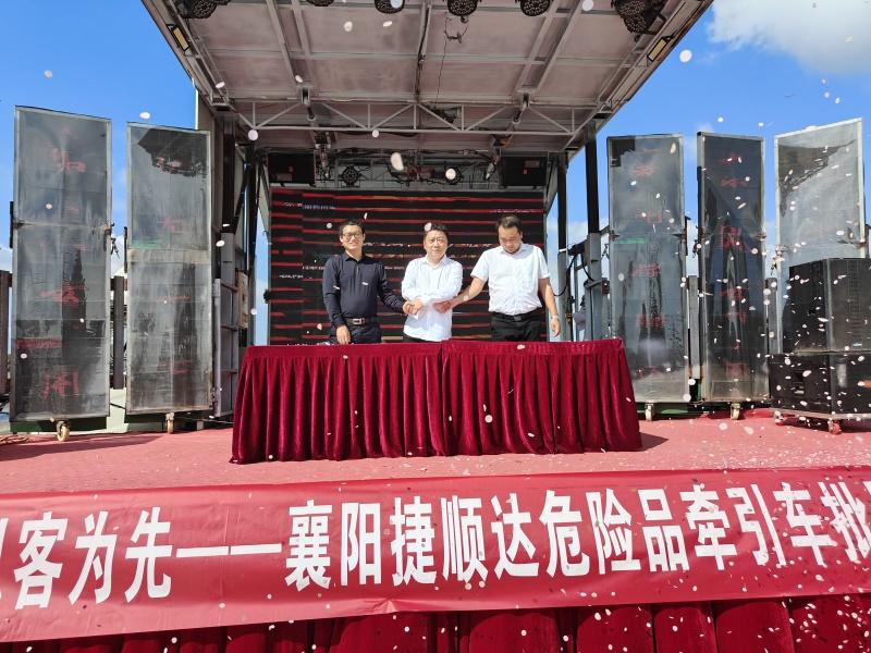龙行天下，以客为先 | 东风龙擎3.0危化车批量交付，打造襄阳运输安全标杆