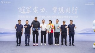 百万级冠军实力！全新岚图梦想家交付奥运冠军赵芸蕾洪炜夫妇
