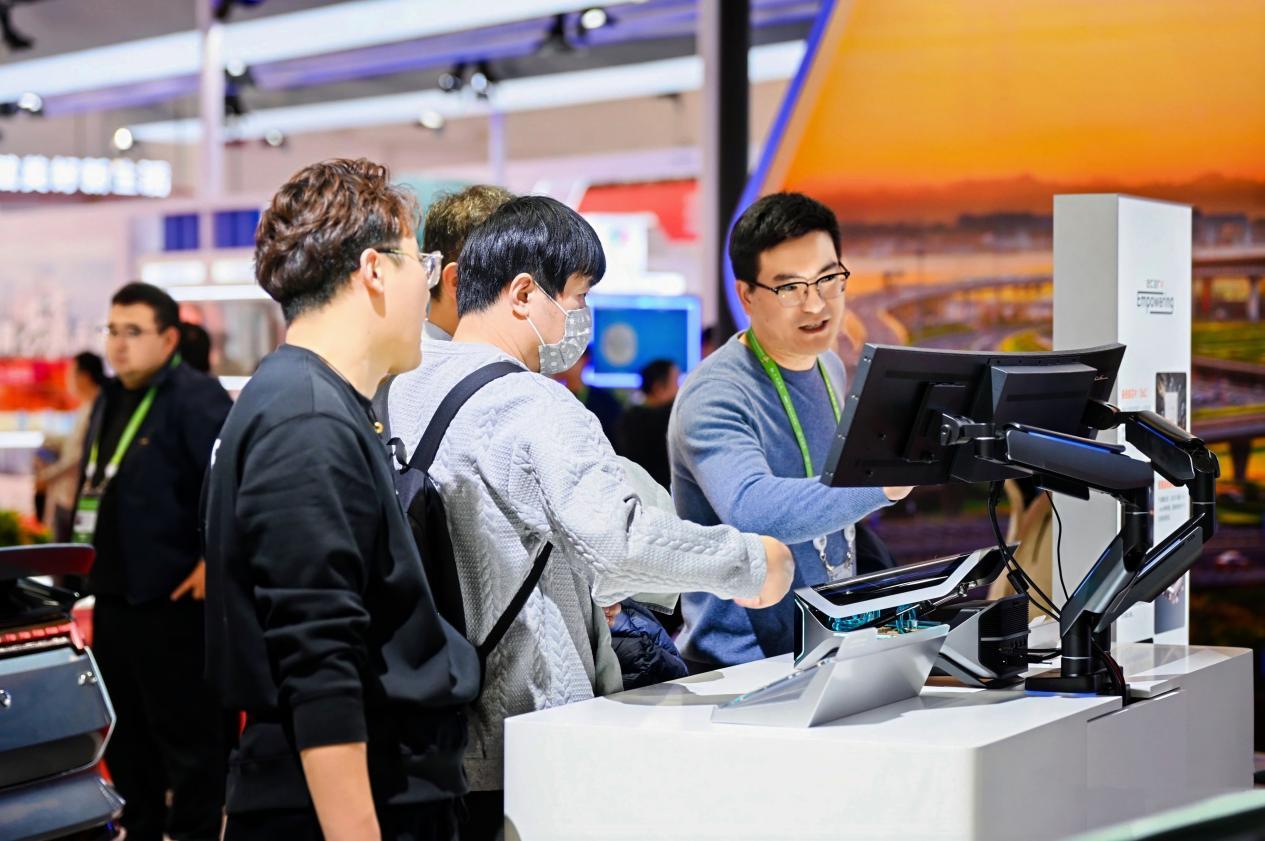 亿咖通科技亮相中国国际供应链促进博览会,展示"ECARX Empowering"全球赋能实力