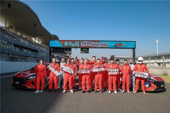油电逐鹿！风神奕炫与小米SU7赛道演绎速度与激情