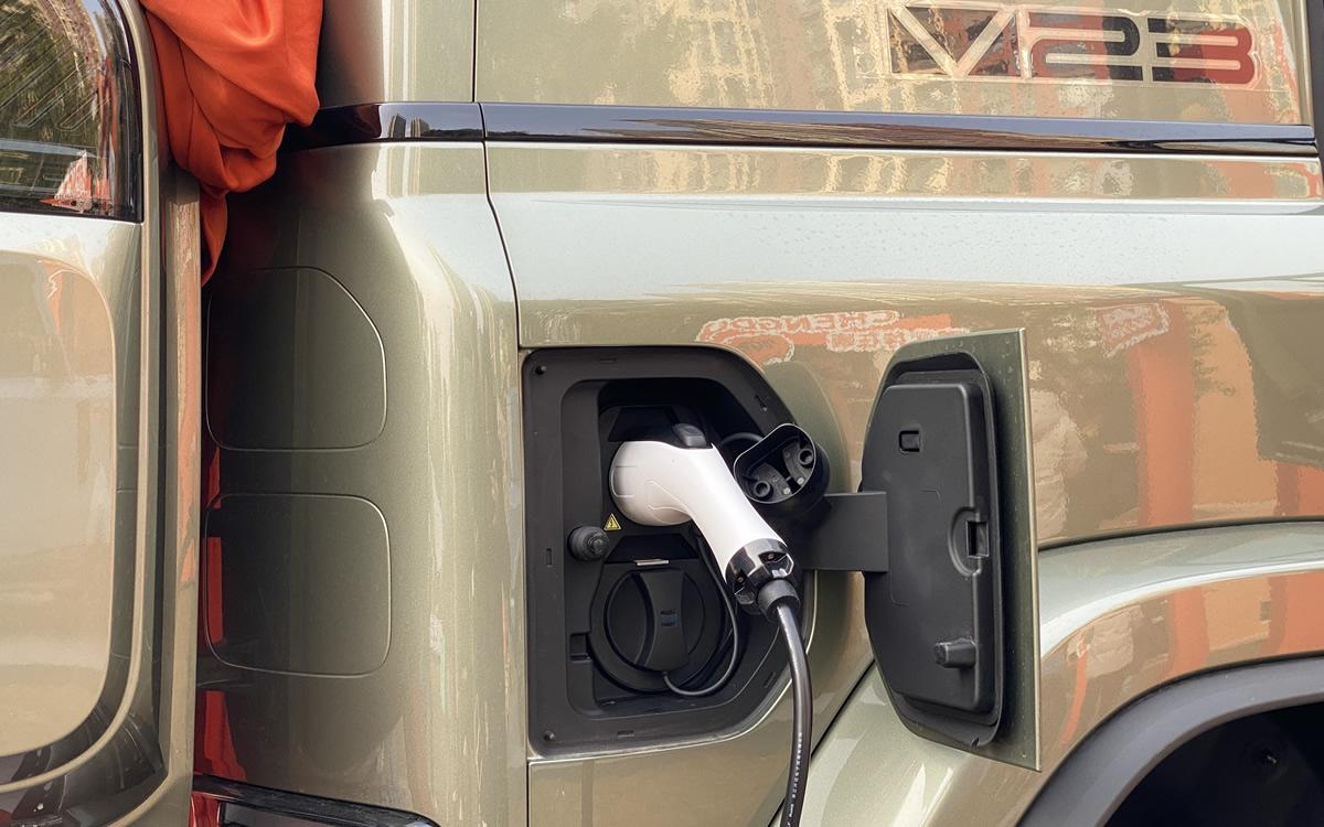提供两驱四驱可选，最长续航501公里，iCAR V23成都上市交付