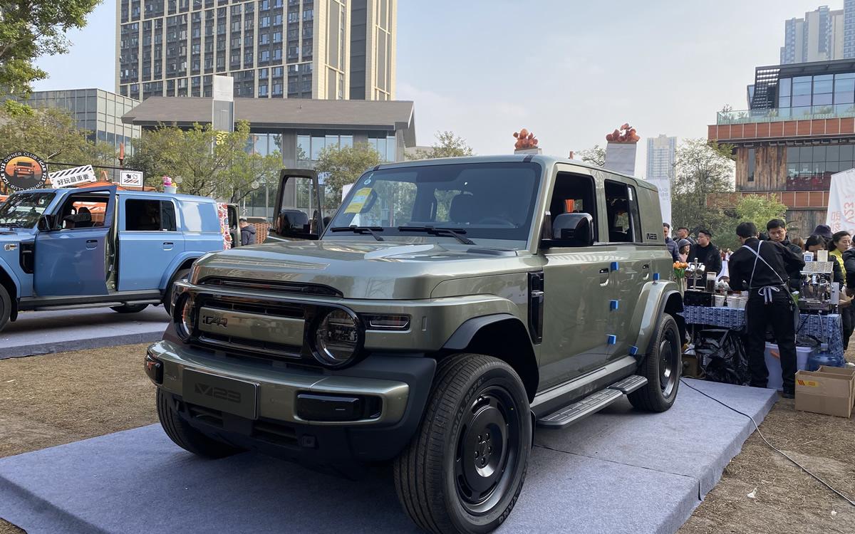 提供两驱四驱可选，最长续航501公里，iCAR V23成都上市交付